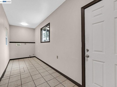 Spacious Duplex with Endless Possibilities! Unlock the potential - photo 8