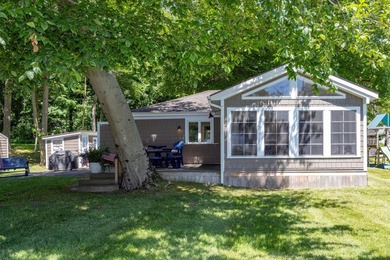 This 2-bedroom, 1-bath summer cottage on 43-acre Diamond Island - photo 1