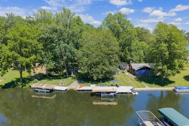 This 2-bedroom, 1-bath summer cottage on 43-acre Diamond Island - photo 4