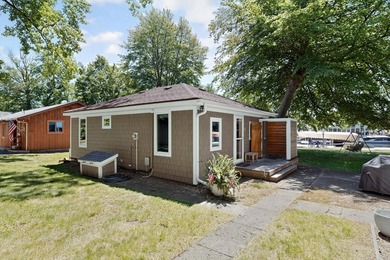 This 2-bedroom, 1-bath summer cottage on 43-acre Diamond Island - photo 7