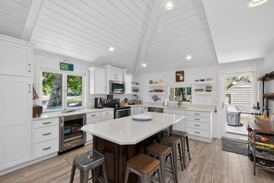 This 2-bedroom, 1-bath summer cottage on 43-acre Diamond Island - photo 9