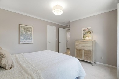 A bright top-floor retreat in the heart of Hamilton Place, this - photo 14