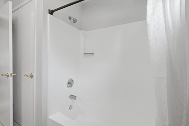A bright top-floor retreat in the heart of Hamilton Place, this - photo 18