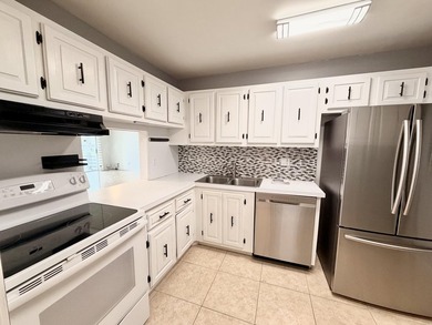Motivated Seller!! Move-in ready 2BR/2BA 2nd-floor corner condo - photo 4