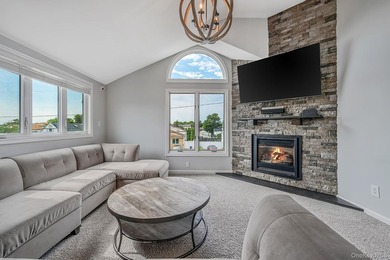 Welcome to this beautifully appointed Colonial, where timeless - photo 19
