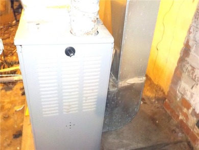 Welcome to this turn-key investment opportunity in the City of - photo 17