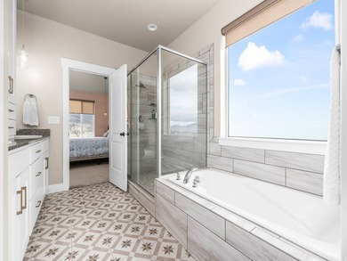 Come see your new home on a large lot overlooking Gladstone Golf - photo 18