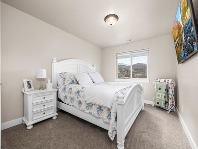 Come see your new home on a large lot overlooking Gladstone Golf - photo 22