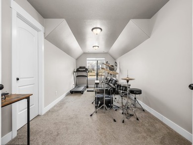 Come see your new home on a large lot overlooking Gladstone Golf - photo 24