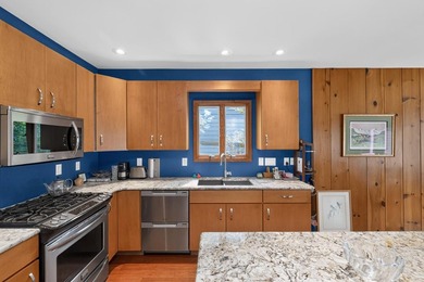 This three-bedroom, two-and-a-half-bath, 2,985-square-foot - photo 9