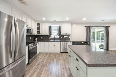 Welcome to 595 Honeysuckle Circle in beautiful Oak Mountain - photo 9