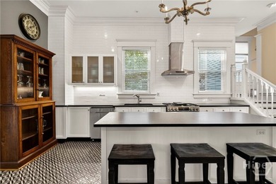 Make one of Savannah's most sought-after addresses in the heart - photo 12