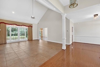 Welcome & come on in to this beautifully maintained, all brick - photo 2