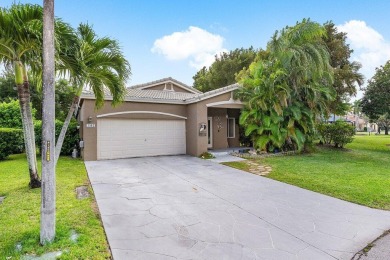 (private lake, pond, creek) Home For Sale in Deerfield Beach Florida