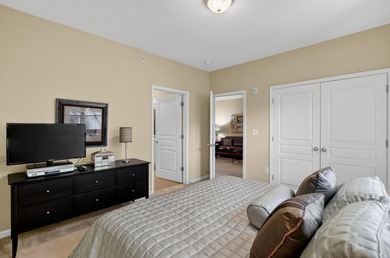 Beautifully maintained 3 bedroom, 2 bath third-floor condo in - photo 11