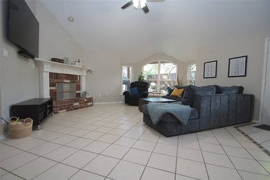 Clean & Move-In Ready in Oakmont Country Club! Situated on a - photo 3