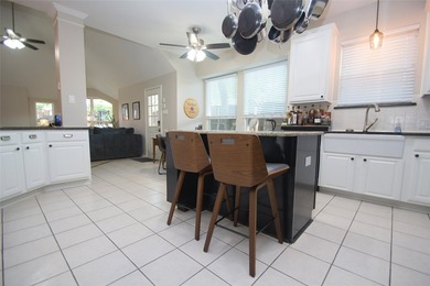 Clean & Move-In Ready in Oakmont Country Club! Situated on a - photo 4