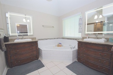 Clean & Move-In Ready in Oakmont Country Club! Situated on a - photo 10