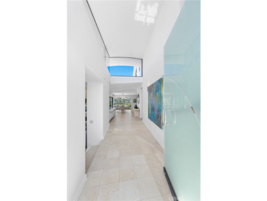 Welcome to a one-of-a-kind Laguna Beach retreat where style - photo 5
