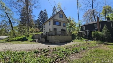 Enjoy lake living without the lakefront taxes. This charming - photo 2