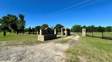 53.11 waterfront acres on Lake Tawakoni. Features a gated entry - photo 4