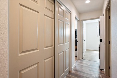 Beautifully upgraded modern condominium in the heart of Long - photo 2