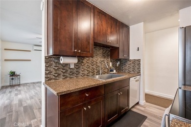 Beautifully upgraded modern condominium in the heart of Long - photo 7