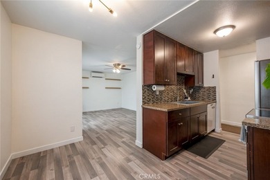 Beautifully upgraded modern condominium in the heart of Long - photo 8