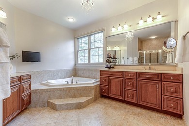 Exceptional golf course living in Hawthorn Woods Country Club! - photo 19