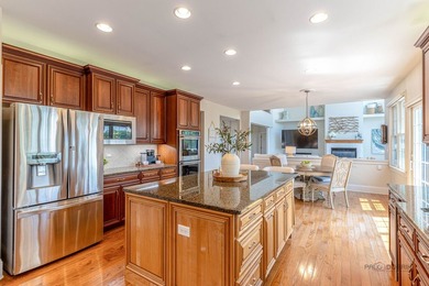 Exceptional golf course living in Hawthorn Woods Country Club! - photo 21