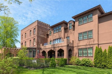 This 2295 sq ft condo at Eastbourne Lodge is thoughtfully - photo 23