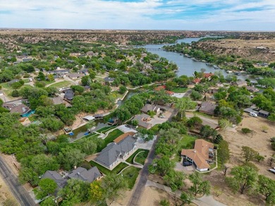 WATERFRONT ,LUXURIOUS HOME ! Build in 2011, 4 bedrooms 3 baths - photo 31