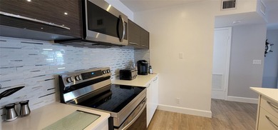 owner says SELL !! STUNNING 1 BEDROOM 1 BATH CONDO with a - photo 4