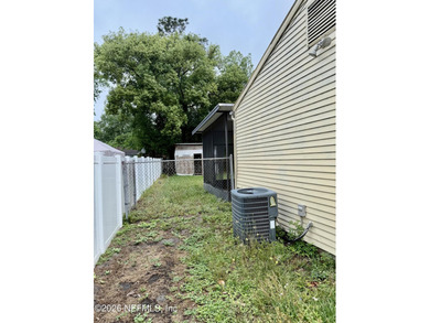 Investor special with endless potential in Jacksonville! Ideally - photo 21