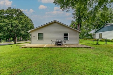 Enjoy this adorable, handicap-accessible three bedroom ranch - photo 4