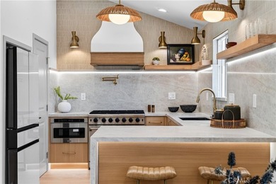 Welcome to this stunning, fully remodeled 3-bedroom, 2-bathroom - photo 8