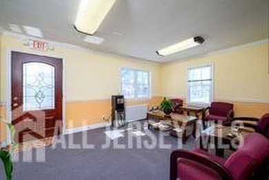 PRIME LOCATION! Well-maintained, spacious, professional office - photo 11