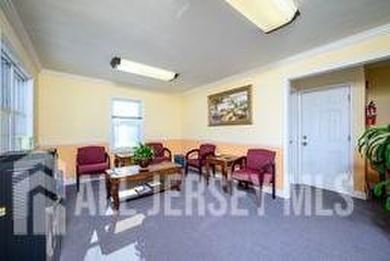 PRIME LOCATION! Well-maintained, spacious, professional office - photo 12