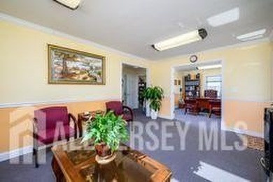 PRIME LOCATION! Well-maintained, spacious, professional office - photo 13