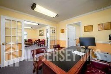 PRIME LOCATION! Well-maintained, spacious, professional office - photo 16