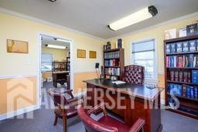 PRIME LOCATION! Well-maintained, spacious, professional office - photo 18