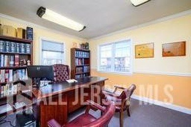 PRIME LOCATION! Well-maintained, spacious, professional office - photo 19