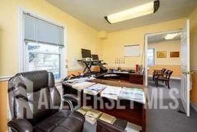 PRIME LOCATION! Well-maintained, spacious, professional office - photo 20