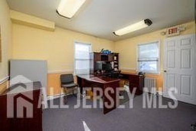 PRIME LOCATION! Well-maintained, spacious, professional office - photo 23