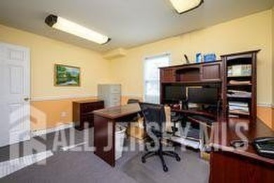 PRIME LOCATION! Well-maintained, spacious, professional office - photo 24