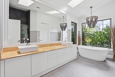 Exquisitely renovated 4BR/4BA lakefront estate in the desirable - photo 21