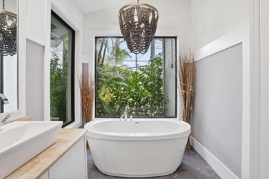 Exquisitely renovated 4BR/4BA lakefront estate in the desirable - photo 22