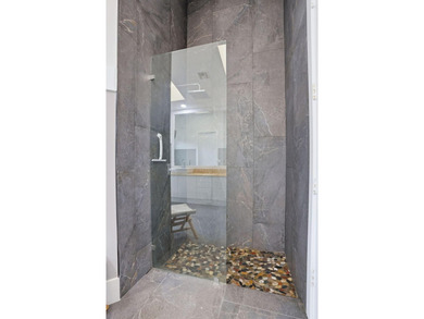 Exquisitely renovated 4BR/4BA lakefront estate in the desirable - photo 23