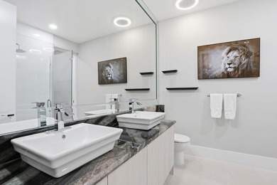 Exquisitely renovated 4BR/4BA lakefront estate in the desirable - photo 28