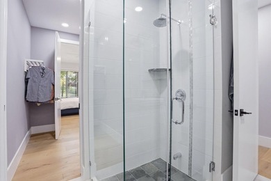 Exquisitely renovated 4BR/4BA lakefront estate in the desirable - photo 29